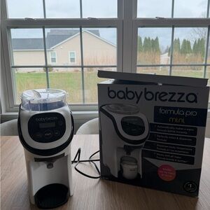 Baby Brezza Formula Pro Mini - White and Black
